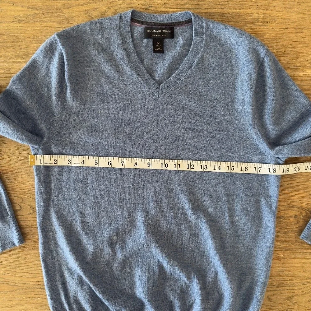 Banana Republic Mens M 100% Merino Wool V-Neck Sweater Blue Pullover Lightweight